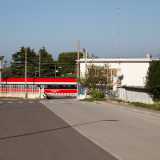 ...e prima di raggiungere la ferrovia, segnata dalla presenza di un passaggio a livello...